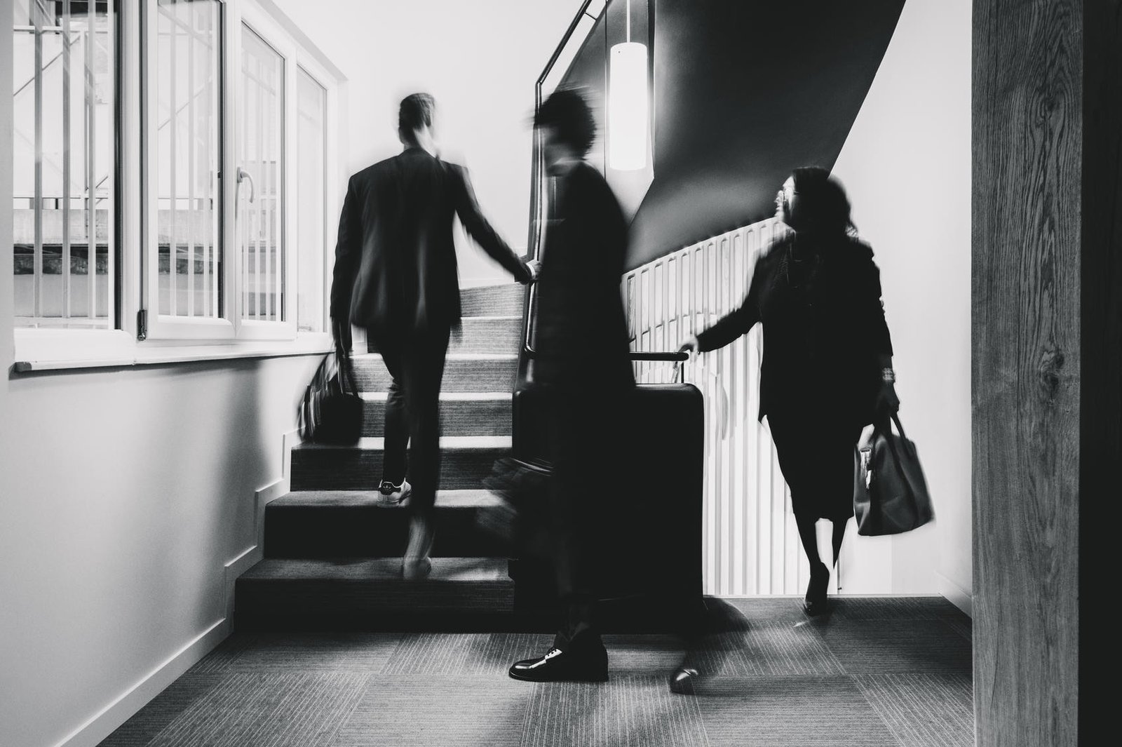 Professionnels en déplacement dans un bâtiment contemporain